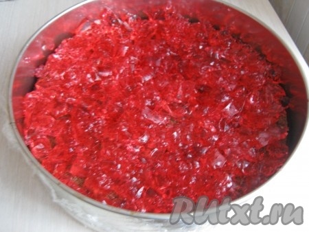 Выкладываем кусочки желе в форму на бисквит.
