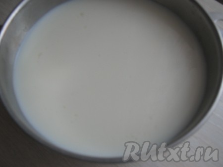 Смешиваем молоко, сахар, ванильный сахар и размешиваем до полного растворения сахара. В готовую смесь добавляем желатин. Хорошо размешиваем.
