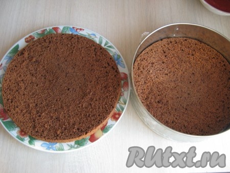 Остывший корж делим на две части.