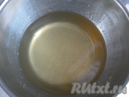 Готовим молочное желе. Берём 20 грамм желатина, заливаем 200 граммами холодной кипячёной воды и ставим набухать на 20-30 минут, после набухания ставим желатин на медленный огонь и при постоянном помешивании доводим до кипения, но не кипятим.