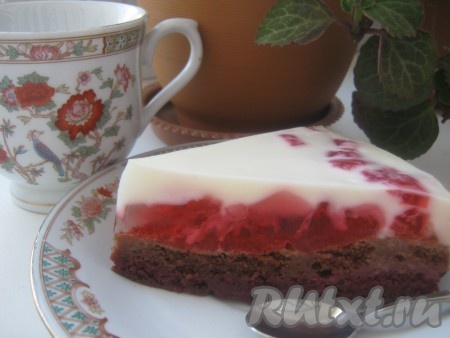 Вот и готов вкусный и нарядный торт "Зимняя вишня". Уверена, попробовав это изумительно нежное лакомство, Вам захочется готовить по этому рецепту снова и снова. Приятного всем аппетита!!!
