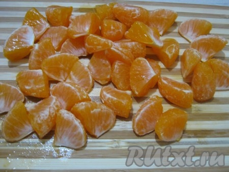 Мандарины чистим, разделяем на дольки и режем на 2 части (можете взять маленькие мандаринки, их не надо резать и в салат меньше попадёт сока).
