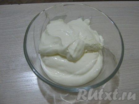 Сметану смешиваем с майонезом.