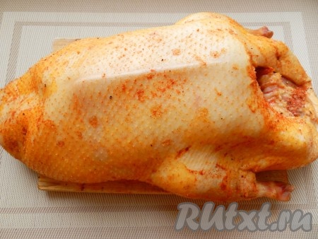 Натереть утку этой смесью, поместить в какую-то емкость или положить в пакет и убрать в прохладное место на сутки. За час до приготовления достать утку и оставить при комнатной температуре.