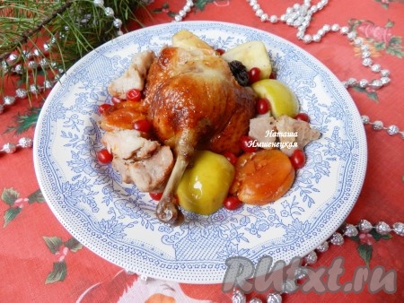 Вкусная и ароматная новогодняя уточка готова.
