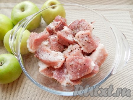Свинину нарезать небольшими кусочками, посолить и поперчить.