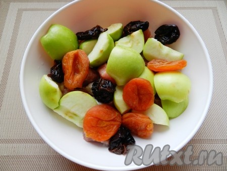 Сухофрукты вымыть горячей водой, яблоки нарезать четвертинками и удалить сердцевину. Смешать все составляющие для начинки, сбрызнуть ромом.