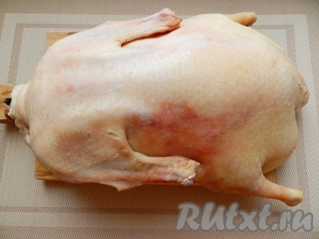 Утку тщательно вымыть и обсушить.