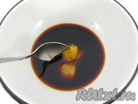 Для приготовления маринада нужно влить в глубокую миску соевый соус, добавить мёд.