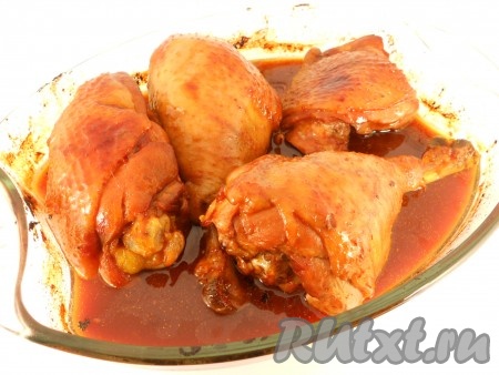 Духовку разогреть до 200 градусов. Запекать кусочки курицы 25 минут, затем нужно достать из духовки и перевернуть каждый кусочек. Запекать ещё 25 минут при той же температуре. Несколько раз в процессе приготовления следует полить курицу медово-соевым маринадом, в котором мясо запекается.