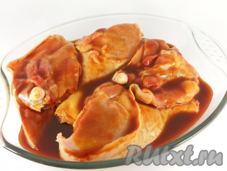 Для этого рецепта можно взять любые порционные части курицы (я взяла куриные окорочка и разрезала их на 2 части). Порционные части курицы выложить в форму для запекания, залить равномерно подготовленным медово-соевым маринадом, перемешать, покрывая мясо со всех сторон маринадом, и оставить на 30 минут.