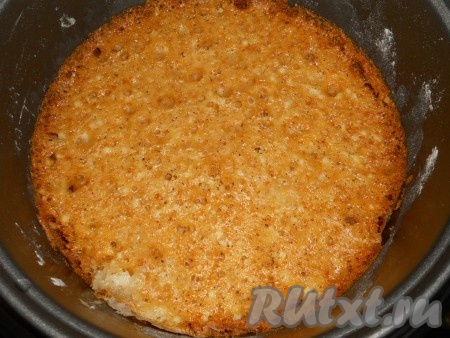 Закрыть крышку мультиварки. Выпекать медовый торт 85 минут (45 + 40) на режиме мультиварки "Выпечка" (у меня этот режим - 45 минут, после окончания выпечки я выставила время ещё на 40 минут).