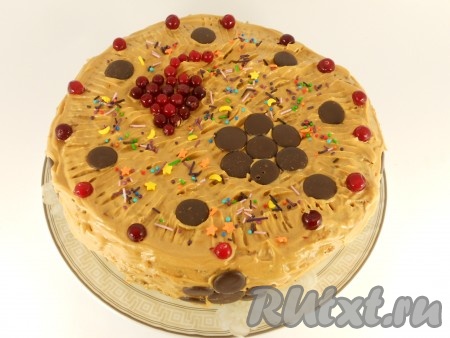 Для приготовления крема для медовика нужно сливочное масло комнатной температуры взбить миксером с варёной сгущёнкой до однородности (в течение 2-3 минут). Смазать каждый корж медовика кремом, сложить коржи друг на друга, бока тоже смазать кремом. Украсить торт ягодами, цветной присыпкой и шоколадными каплями или на ваше усмотрение.&nbsp;