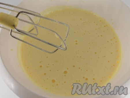 Взбить яйца с сахаром миксером в течение 8-10 минут (яичная смесь должна побелеть и увеличиться в объёме в 2-3 раза).