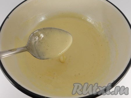 Поставить кастрюльку с мёдом и разрыхлителем на небольшой огонь и нагревать, постоянно помешивая, до тех пор, пока не образуется пена. Убрать медовую смесь с огня и остудить.