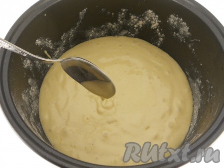 Чашу мультиварки смазать растительным маслом и присыпать мукой. Выложить подготовленное тесто.