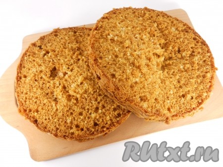 Дать бисквиту остыть в чаше мультиварки с открытой крышкой. Затем достать остывший бисквит из чаши мультиварки и разрезать на 2 или на 3 части.