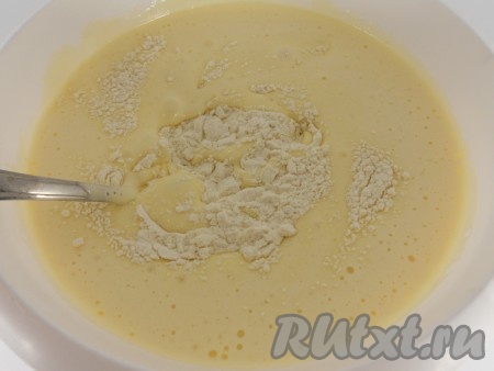 Добавить в яичную смесь подготовленную медовую смесь. Тщательно перемешать. Всыпать просеянную муку в несколько приёмов, каждый раз аккуратно вмешивая её в тесто. Тесто должно получиться, напоминающим сметану средней густоты.