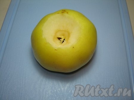 Вырезаем в яблоке нишу