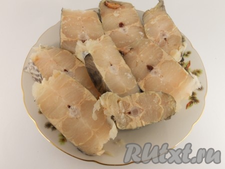 Рыбу хорошо помыть, удалить внутренности, очистить (если нужно). Порезать средними кусочками.