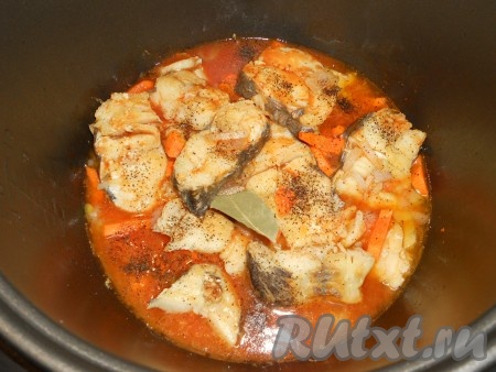 Томатную пасту развести в 150-200 миллилитрах воды, посолить по вкусу, всыпать сахар. Влить соус в рыбу, посыпать черным молотым перцем, добавить лавровый лист.