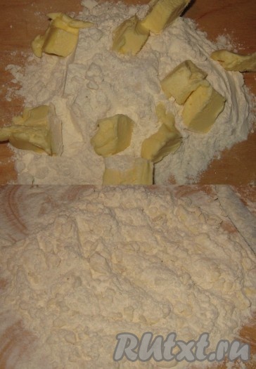 Для приготовления теста в воду добавить уксус и поставить в морозильную камеру на 15 минут. Муку просеять на широкую разделочную доску, добавить сахар, соль и порезанное кубиками сливочное масло (оно должно быть из холодильника) и быстро-быстро порубить ножом в крошку.
