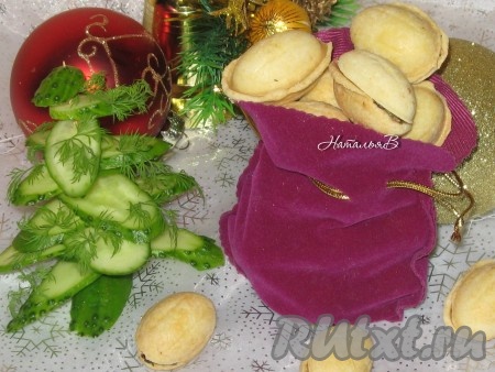 Готовые орешки уложить на блюдо или сделать оригинальную подачу в виде "мешочка с орешками".