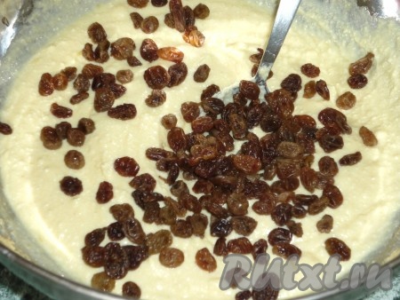 Следом добавить изюм, перемешать.