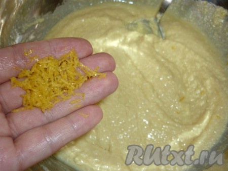 Добавить цедру одного лимона, перемешать ложкой.