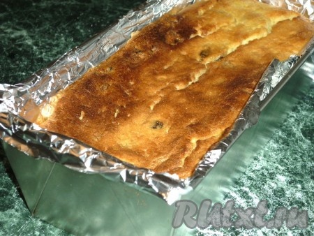 Выпекать Львовский сырник в разогретой духовке при температуре 180 градусов 50-60 минут. Когда сырник подрумянится, достать его из духовки и оставить в форме до полного остывания. Потом вынуть, перевернув.