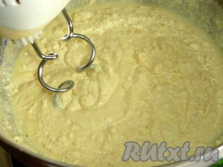 Добавить в творожную массу масло комнатной температуры и манную крупу, перемешать миксером.