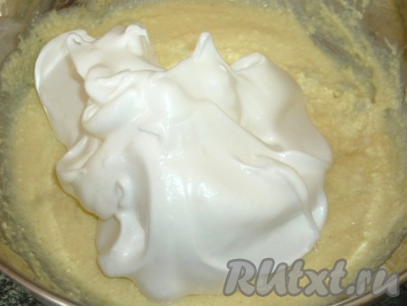 Белки взбить миксером до стойких пиков. Аккуратными движениями, сверху вниз, вмешать взбитые белки в творожную массу.