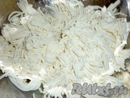 Изюм заранее промыть, залить кипятком на 5 минут, а затем обсушить его, выложив на бумажное (или тканевое) полотенце. Сливочное масло должно быть комнатной температуры, поэтому его нужно достать заранее. Творог пропустить через мясорубку (можно перетереть через сито).