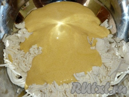 Желтки растереть с сахаром и ванильным сахаром до однородной массы и добавить к творогу. Тщательно перемешать.