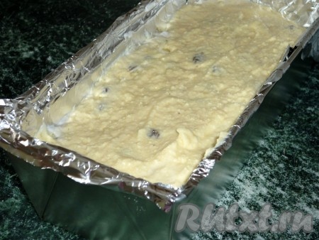 Форму для выпечки застелить фольгой и выложить творожную массу.