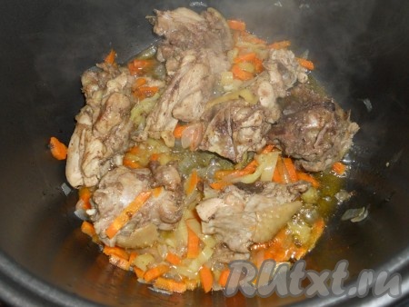 Накрыть крышку мультиварки и выставить режим "Поджаривание". Через 15 минут добавить к курице порезанные небольшими кусочками лук, морковь и болгарский перец. Снова крышку закрыть и готовить на том же режиме еще 15 минут.