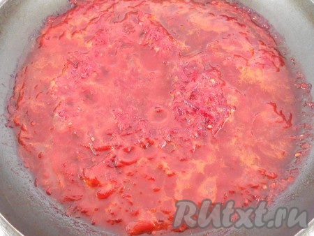 Влить 2 литра кипятка, закрыть крышку мультиварки, включить режим "Тушение", установить время - 40 минут. В это время приготовить заправку: в сковороду влить 1 столовую ложку растительного масла, добавить натертую на крупной терке свеклу (количество определяйте сами, если любите яркий цвет борща - кладите свеклы больше). Влить томат, перемешать и протушить все вместе в течение 3-4 минут.
