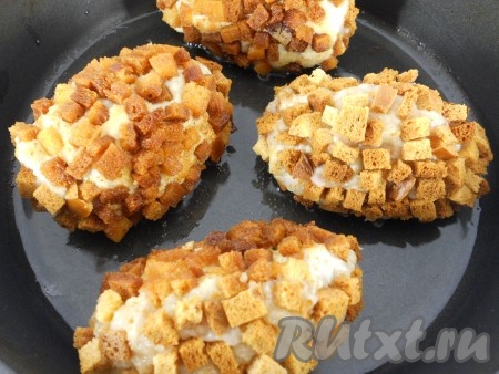 Таким образом подготовить все котлеты. В сотейник влить растительное масло и обжарить котлеты со всех сторон на небольшом огне до румяной корочки (около 1 минуты с каждой стороны).

