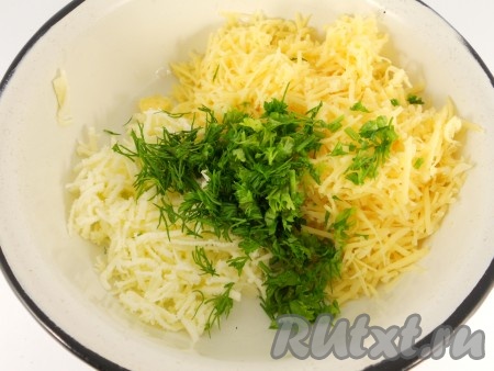 Подсушить и поджарить сухарики до готовности. Сыр и масло натереть на терке, добавить измельченную зелень. Перемешать рукой.