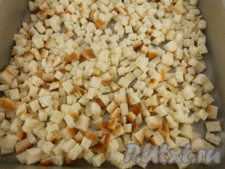 Выложить на противень, поставить в разогретую до 160 градусов духовку. Подсушить и поджарить сухарики до готовности.