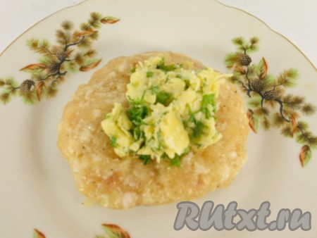 Из фарша слепить лепешку, размером с ладонь. В середину поместить часть масляно-сырной начинки.