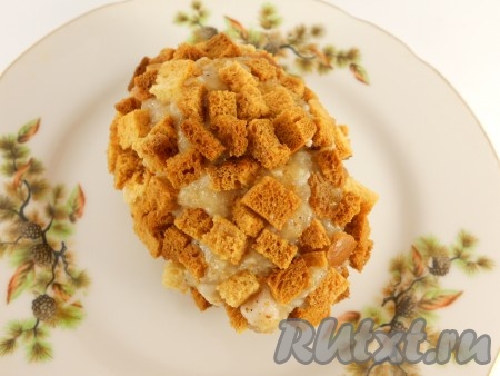 Сформировать овальную котлету, обвалять в сухариках, прижать их немного к котлете.