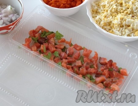 В любую форму, у меня разовая форма из-под печенья, выложить слой красной рыбы, присыпать зеленью и щедро смазать смесью из сметаны, желатина и майонеза, затем выложить слой лука + смесь, морковь + смесь, яйцо + смесь, сельдь + смесь, свёкла + смесь. Слои можно выкладывать по своему предпочтению.
