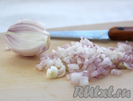 Мелко нарезать репчатый лук.
