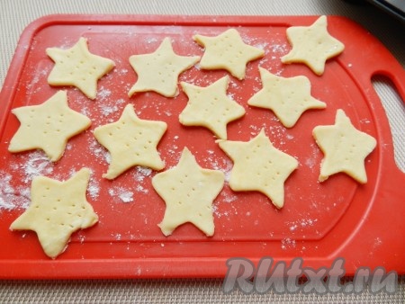 Из оставшегося теста вырезать звездочки или другие фигурки, проткнуть вилкой.