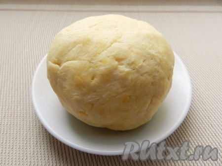 Тесто скатать в шар, завернуть в пленку и убрать в холодильник на 1 час.