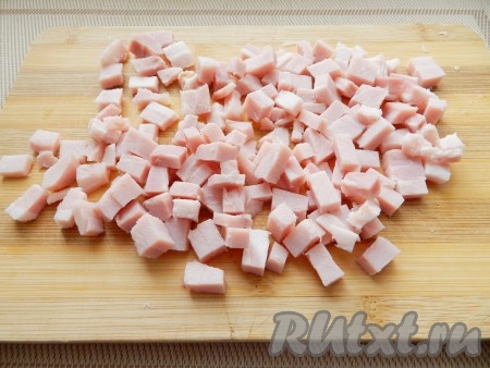 Ветчину нарезать кубиками.