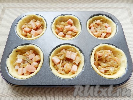 Заполнить формы начинкой, не докладывая до самого верха.