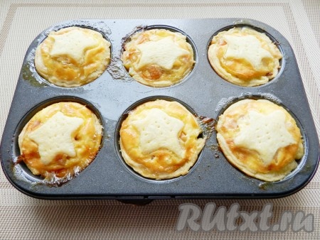 Готовые киши с ветчиной остудить в форме. Затем аккуратно достать и подавать.