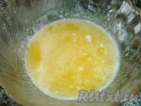 Сливочное масло растопить&nbsp;и вылить сверху на паштет (это нужно для того, чтобы сверху паштет не подсыхал и не образовывалась сухая корочка).